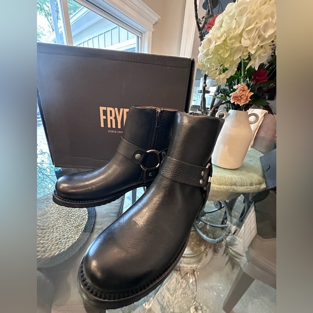 New in Box $275 Frye Black Leather Moto Combat Veronica Boots sz 8.5
